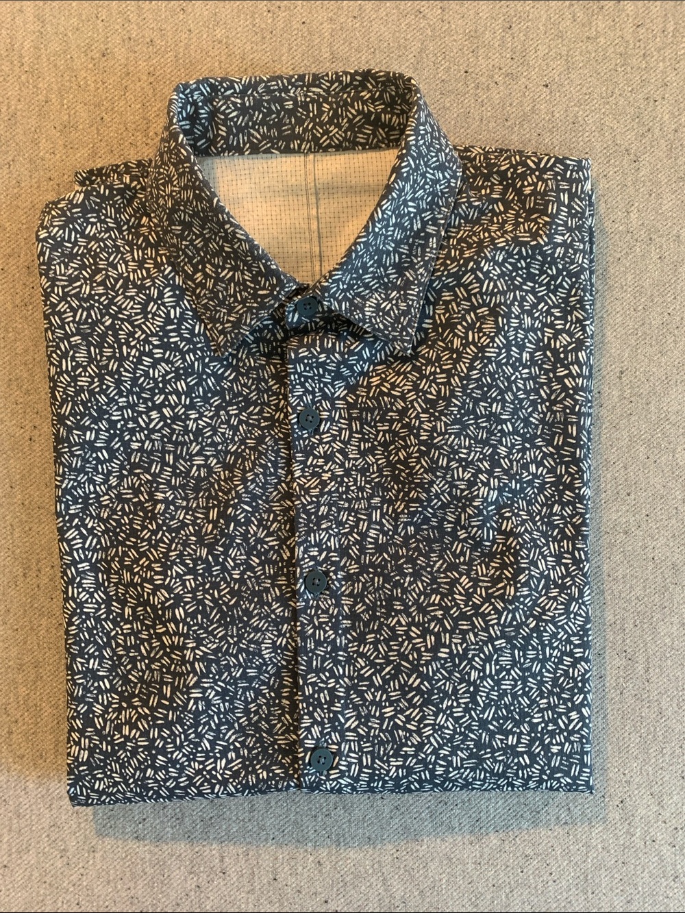 lululemon athletica Men’s Short-Sleeve Navy Button-Down with White Micro Pattern - Picture 5 of 5